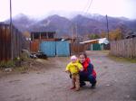 Дочь и Жена на фоне пик Аршан из поселка Аршан