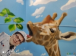 6. Джексон фотографирует жирафа. Жирафа голодна:)