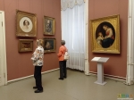 В зале русских художников