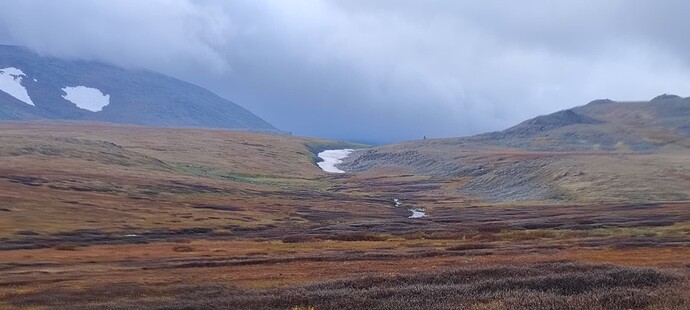 Пер. Аркаматалоу Северный с востока (виден останец с тайником)