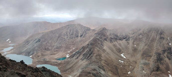 Вдали вторая по высоте вершина - Блюхера 1427м