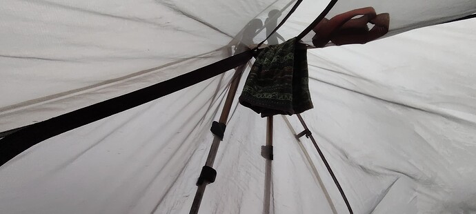 Палатка с поперечной дугой, которую ситуативно усиливаю от ветра палками