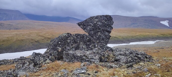 Живописный останец на перевале