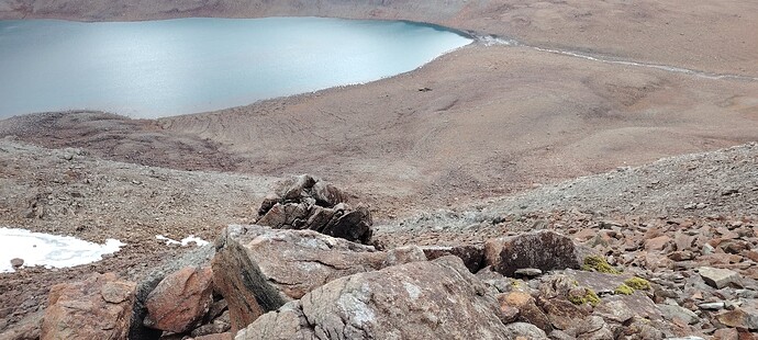 Крутой склон с живыми камнями