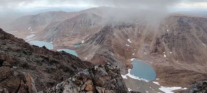 Обзорный вид с вершины на восток