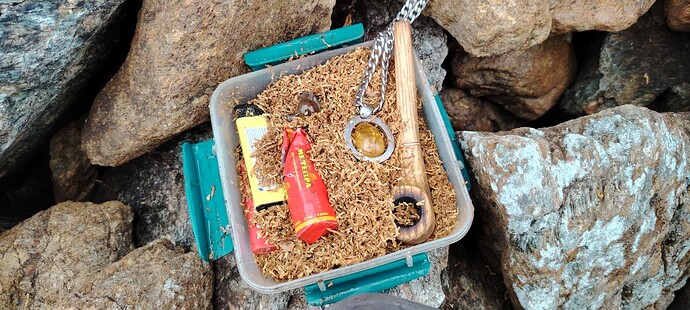 Это табак!!! Трубка, розжиг, и украшения.