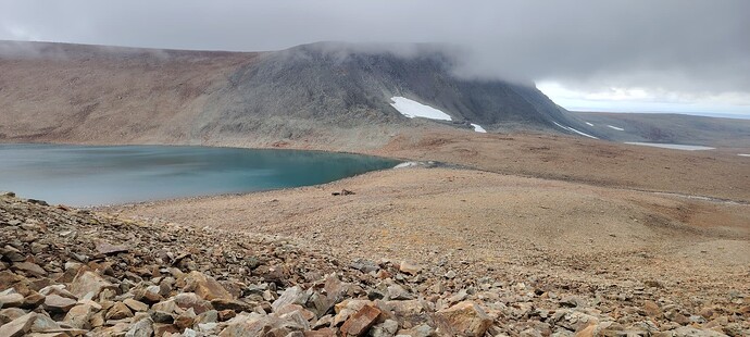 Начинаю подъём. По центру камни с тайником