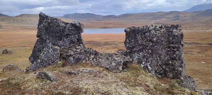 Монталор меж двух камней останца