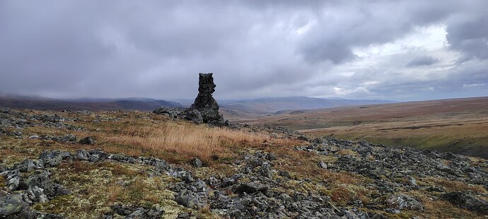 Живописный останец на перевале