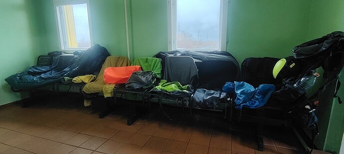 Сколько человек занимает зал на жд станции? С этой стороны также.