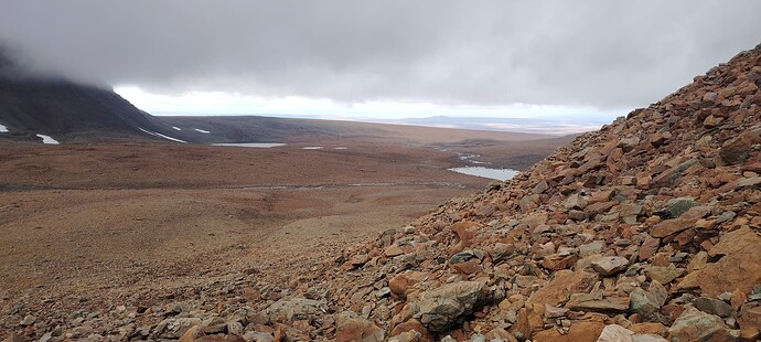 Над тундрой солнце