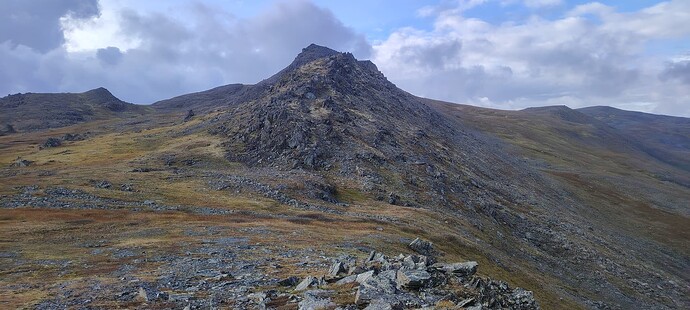 Невысокие хребтики из чёрных сланцевых пород