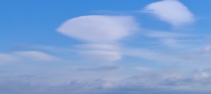 Лентикулярные облака говорят о близости гор