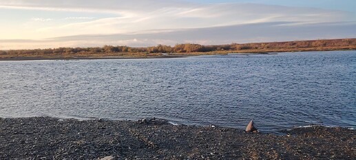 Брод через Елец. Сперва на остров, потом по диагонали к отмели. Если отмели нет, соваться в воду не надо.