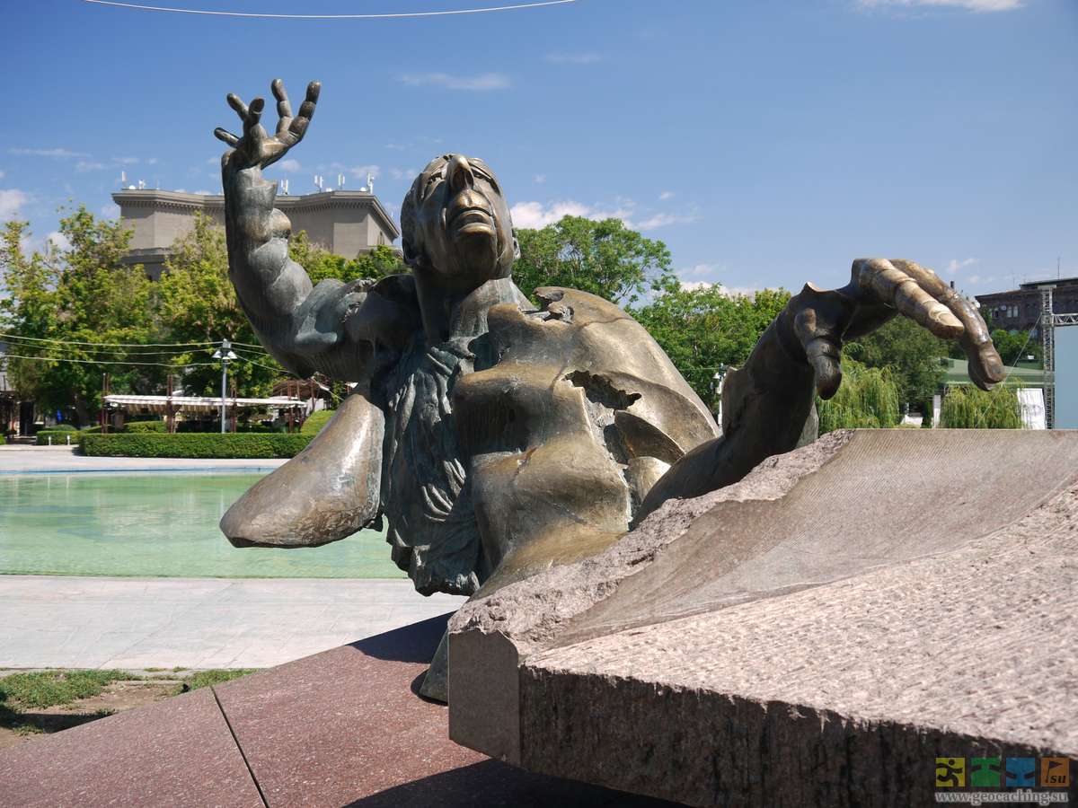 Ереван за 1 день. Памятник Бабаджаняну в Ереване.