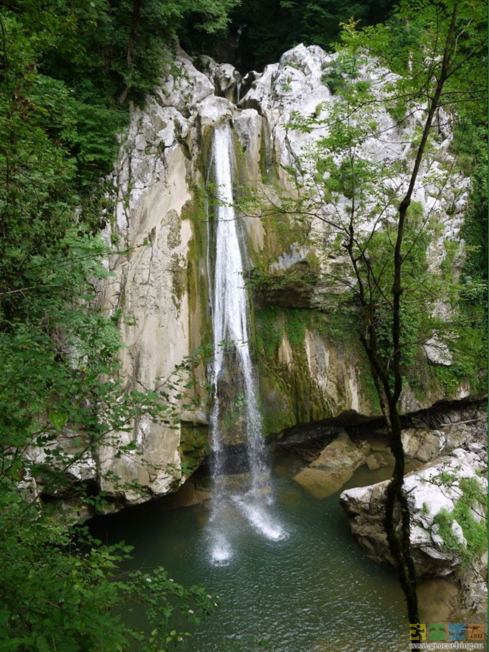 Водопад на средние. Агурский водопад Сочи. Верхний Агурский водопад. Национальный парк Агурские водопады. Агурские водопады верхний водопад.