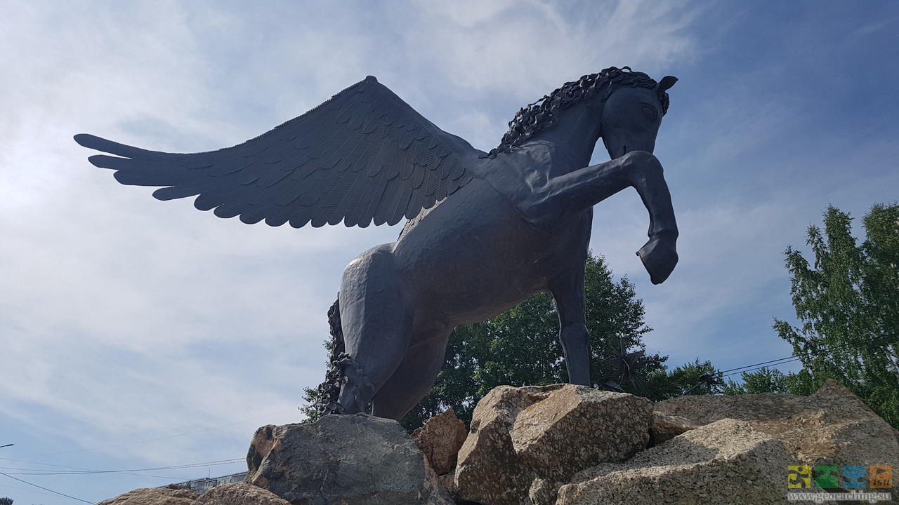 Крылатый центр. Скульптура крылатый конь в Златоусте. Златоуст город крылатого коня. Пегас Златоуст памятник. Памятник крылатому коню в Златоусте.
