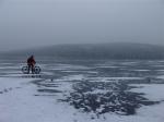 Евгений проверят крепость льда, велик соблазн катануть по свежему льду на байке.