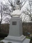 Памятник Льву Толстому в Лозовом.