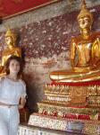 Лишь богатые люди могут позволить себе хранить прах своих умерших родственников в этих маленьких Буддах сидящих по всему периметру храма.