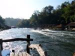 В 8:00 жизнь на реке уже кипит, скутеры разрезают глубокие воды Квая (10-15 метров глубина)