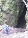 юный геокэшер в окрестностях тайника у пещеры