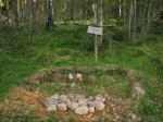 рядом - братская могила бойцов РККА, погибших  в1941м...