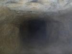 Прокопанный тунель на втором ярусе. Приблизительно метров 5 длиной и около метра в диаметре