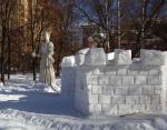 Екатерина на фоне снежной крепости