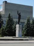 Ленин в Кузнецке особенно стройный, даже худощавый.