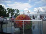 «Сфера Возрождения» на площади Киево-Печерской Лавры. Инсталляция представляет собой полусферу весом свыше 200 кг. Композиция собрана трех тысяч яиц, рисунки на которых не повторяются.
