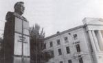 (Фото А) Памятник Ф. Г. Логинову на площади Строителей