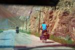 Велотуристы на Памирском тракте