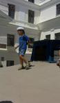 Микрокешер Миша бегает по крыше круглого зала аквариума