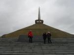 Наташа, Андреич и Олька у подножия Минского Кургана Славы
