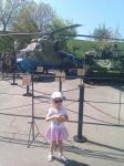 ребенок выбрал фото у вертолета