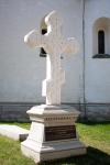 Каменный крест над могилами рода Пожарских