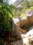 Хорошо видно каменное основание водопада