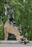 Памятник   адмиралу   Макарову  на площади перед Морским Собором