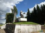 Двести сорок второй километр Возле Вязьмы на Минском шоссе. Там героям стоит монумент И высокие травы в росе.