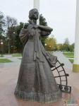 В роще установлена скульптура в ротонде – обобщенный образ жен декабристов, последовавших за ними в Сибирь