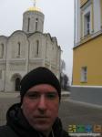 на фоне Дмитриевского собора