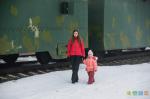  Venus и миникэшер Vika прогуливаются возле бронепоезда.