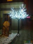 Новогоднее деревце напротив бань