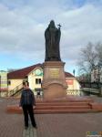 Памятник патриарху Пимену рядом с Богоявленским собором