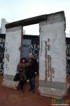 На фоне реликта Берлинской стены