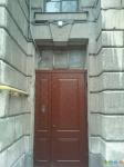 Дверь очень похожая на Лестницу №5, только без надписей и почтового ящика