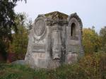 Склеп на территории Череменецкого монастыря