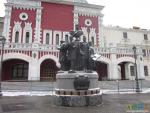 Памятник создателям российских железных дорог на фоне Царской башни Казанского вокзала