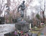 Памятник на могиле Е.Абалакова (на Новодевичем кладбище)